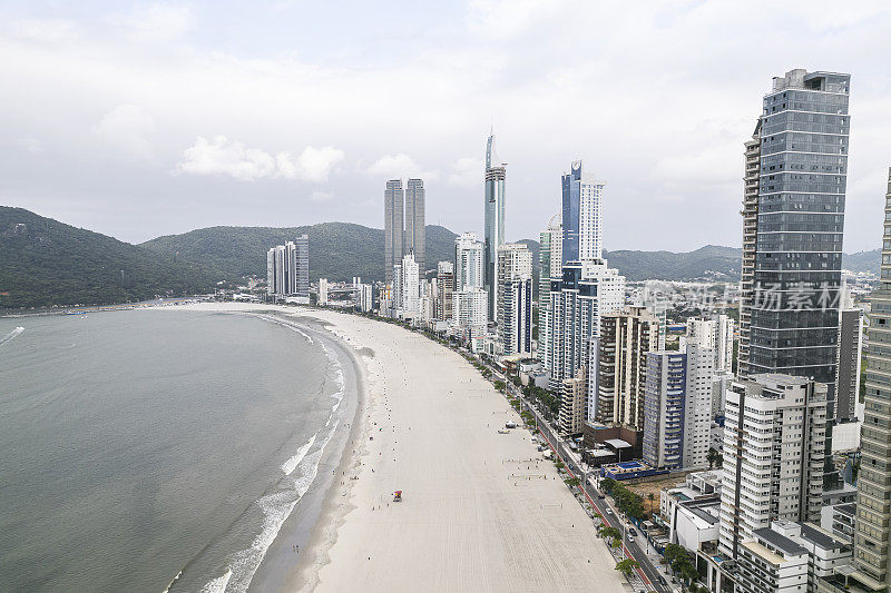 Balnéario Camboriú海滩海滨的观点在一个阴天和很少的人在海滩上